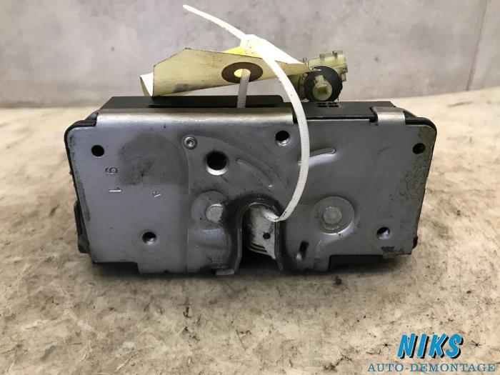 Mecanismo de cerradura de puerta de 2 puertas derecha de un Opel Corsa D 1.4 16V Twinport 2007