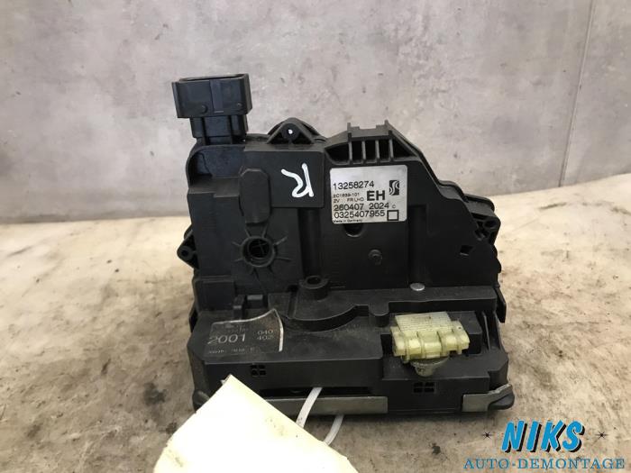 Mecanismo de cerradura de puerta de 2 puertas derecha de un Opel Corsa D 1.4 16V Twinport 2007