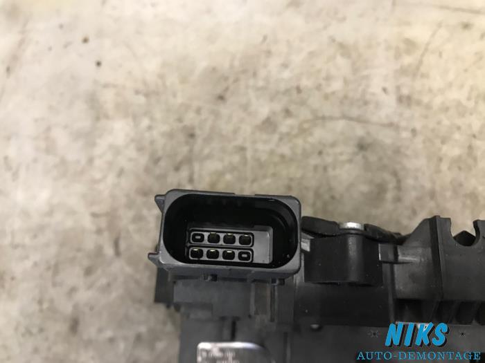 Mecanismo de cerradura de puerta de 2 puertas derecha de un Opel Corsa D 1.4 16V Twinport 2007