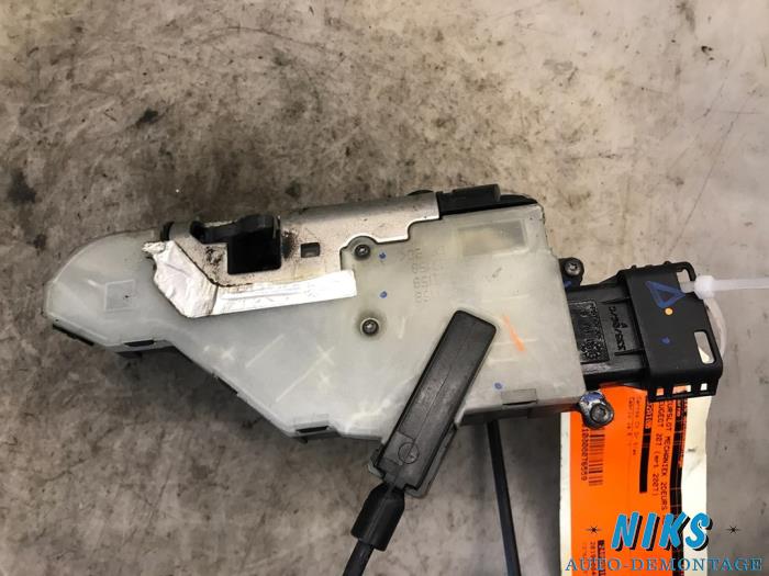 Mecanismo de cerradura de puerta de 2 puertas derecha de un Peugeot 207 CC (WB) 1.6 16V 2007