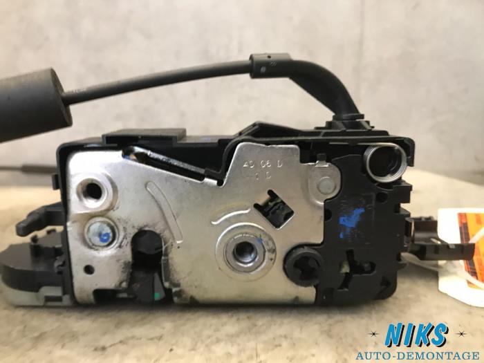 Mecanismo de cerradura de puerta de 2 puertas derecha de un Peugeot 207 CC (WB) 1.6 16V 2007