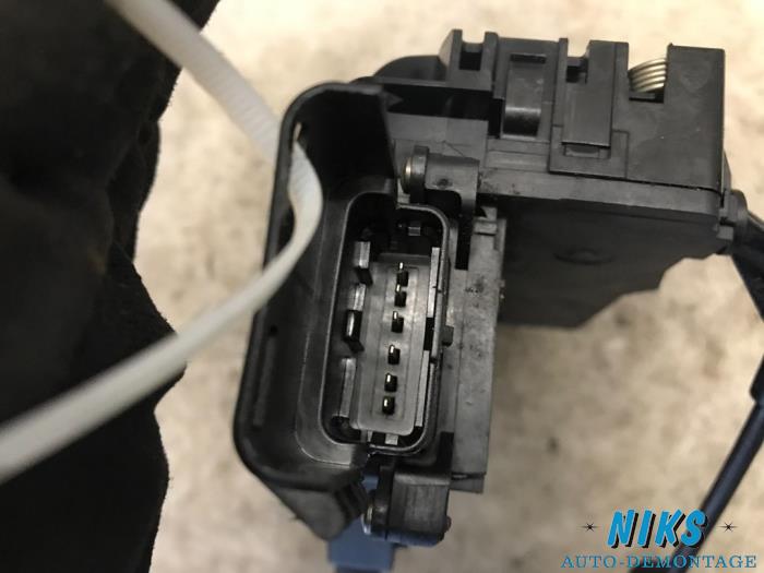 Mecanismo de cerradura de puerta de 2 puertas derecha de un Peugeot 207 CC (WB) 1.6 16V 2007