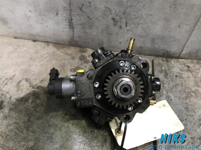 Mekanisk bränslepump från en Nissan Qashqai (J10) 2.0 dCi 4x4 2009