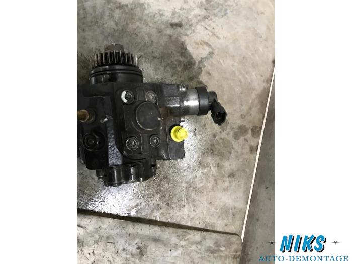 Mekanisk bränslepump från en Nissan Qashqai (J10) 2.0 dCi 4x4 2009