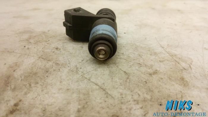 Injector (benzine injectie) van een Renault Clio II (BB/CB) 1.4 16V 2005