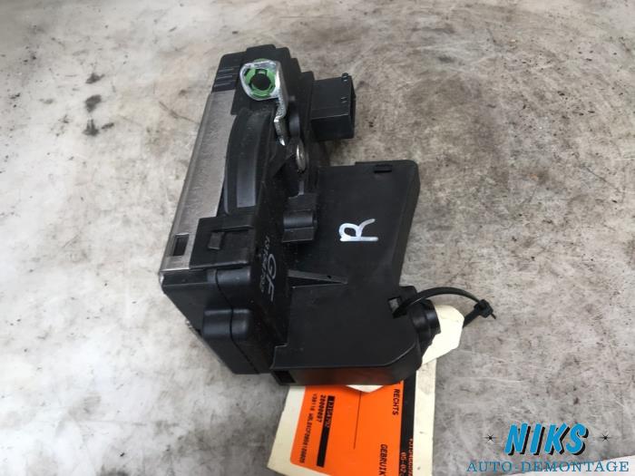 Türschlossmechanik 2-türig rechts van een Opel Corsa C (F08/68) 1.2 16V Twin Port 2005