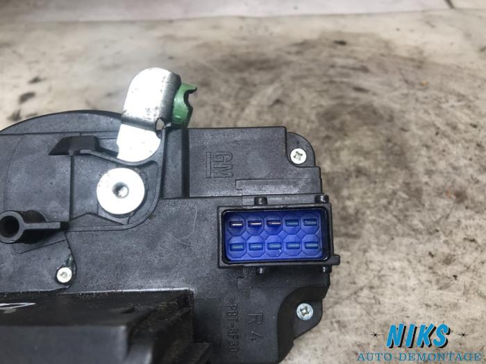 Türschlossmechanik 2-türig rechts van een Opel Corsa C (F08/68) 1.2 16V Twin Port 2005