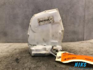 Używane Mechanizm blokady drzwi prawych tylnych wersja 4-drzwiowa Suzuki Swift (ZA/ZC/ZD1/2/3/9) 1.3 VVT 16V Cena na żądanie oferowane przez Niks autodemontage