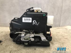 Używane Mechanizm blokady drzwi prawych przednich wersja 4-drzwiowa Volkswagen Touran (1T1/T2) 2.0 TDI DPF Cena na żądanie oferowane przez Niks autodemontage