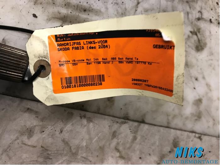 Aandrijfas links-voor van een Skoda Fabia 2004