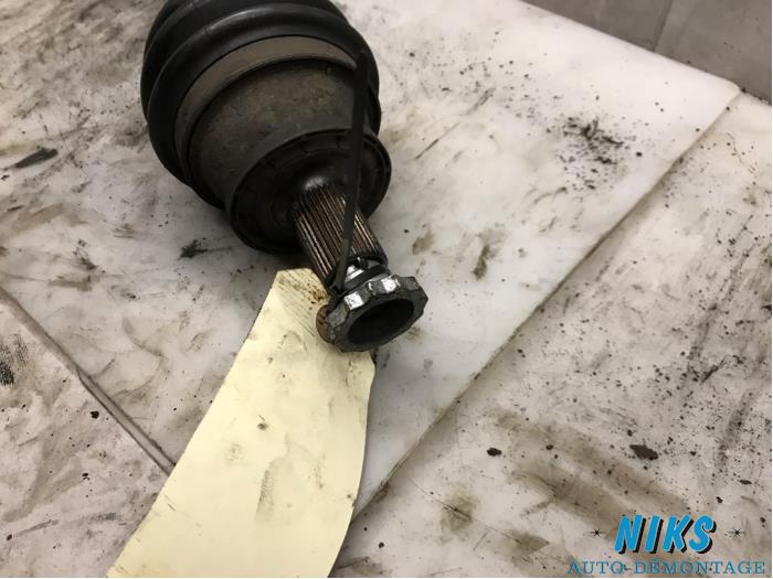 Aandrijfas links-voor van een Skoda Fabia 2004