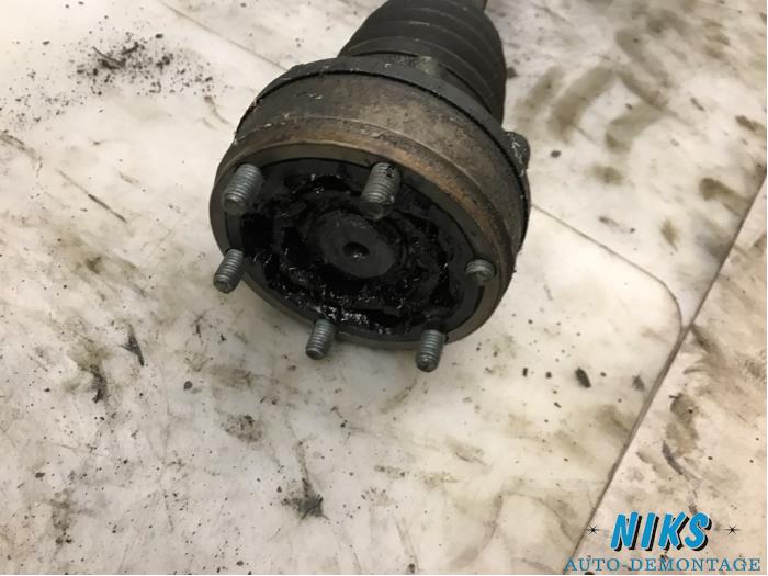 Aandrijfas links-voor van een Skoda Fabia 2004