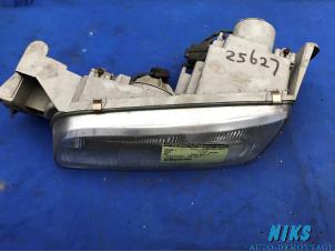 Gebruikte Koplamp links Mazda 626 (GE14/74/84) 1.8i LX,GLX 16V Prijs op aanvraag aangeboden door Niks autodemontage