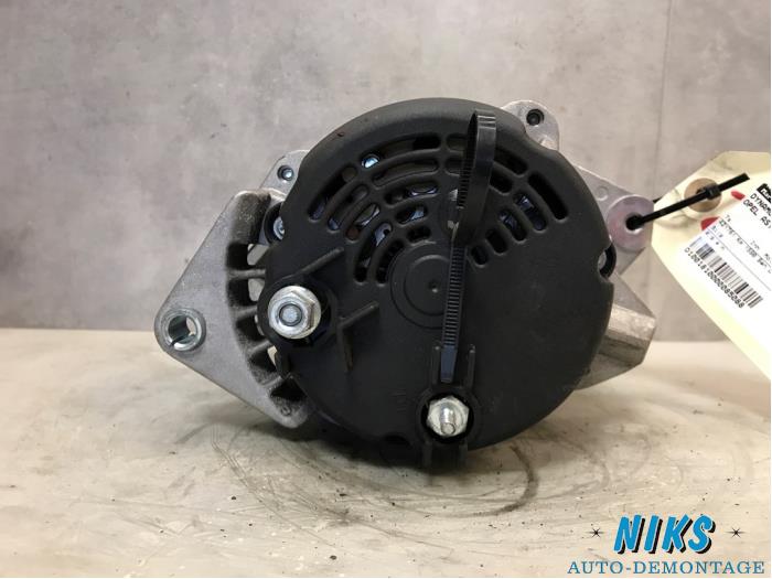 Dynamo from a Opel Astra G (F08/48) 1.6 16V 1999