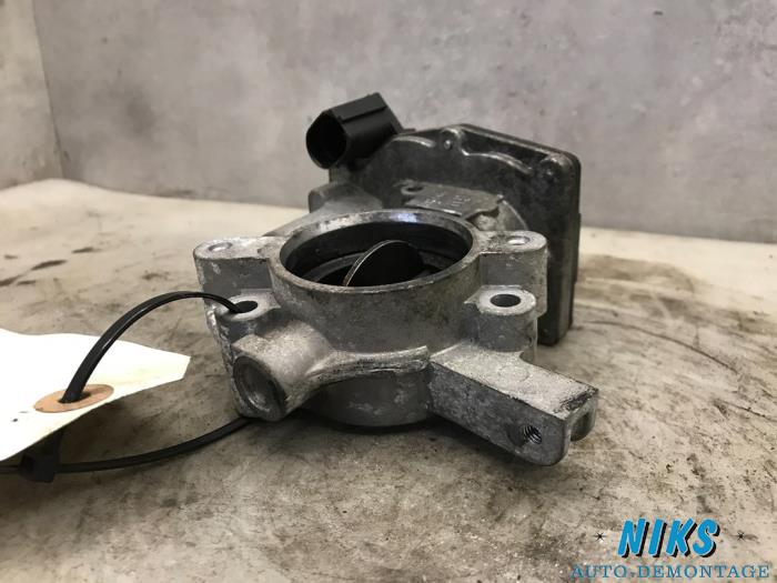 Cuerpo de válvula de mariposa de un Opel Corsa D 1.3 CDTi 16V ecoFLEX 2011