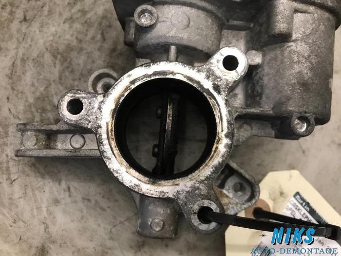 Cuerpo de válvula de mariposa de un Opel Corsa D 1.3 CDTi 16V ecoFLEX 2011