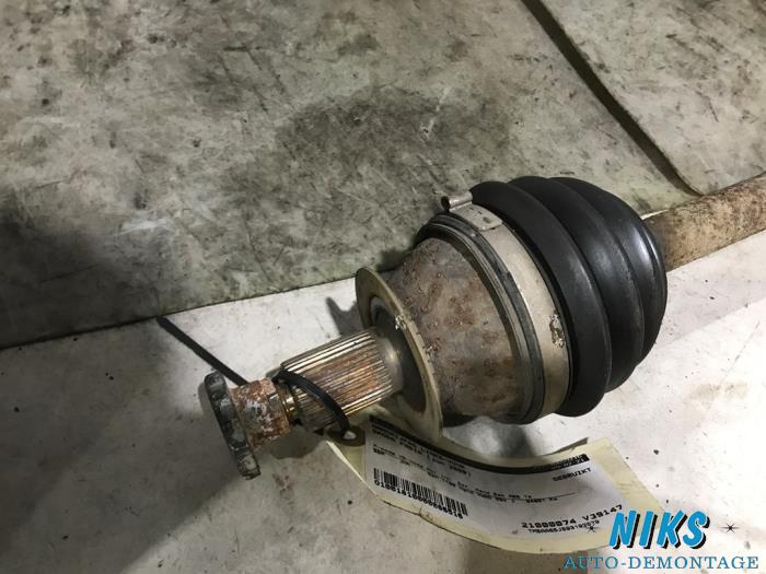 Aandrijfas links-voor van een Skoda Fabia II (5J) 1.2i 2009