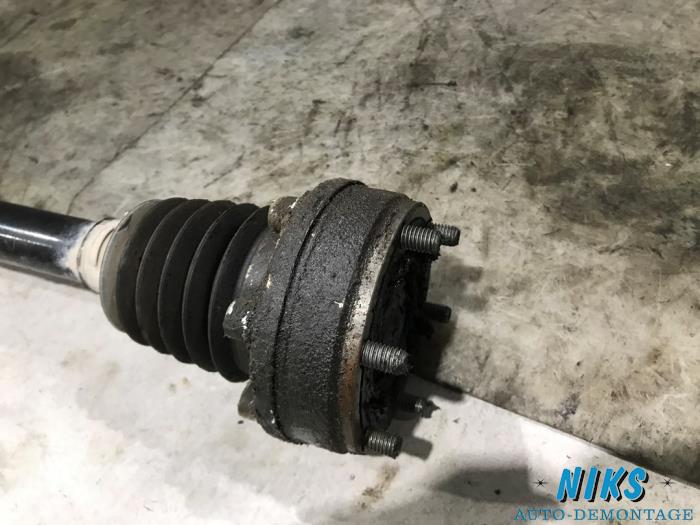 Aandrijfas links-voor van een Skoda Fabia II (5J) 1.2i 2009