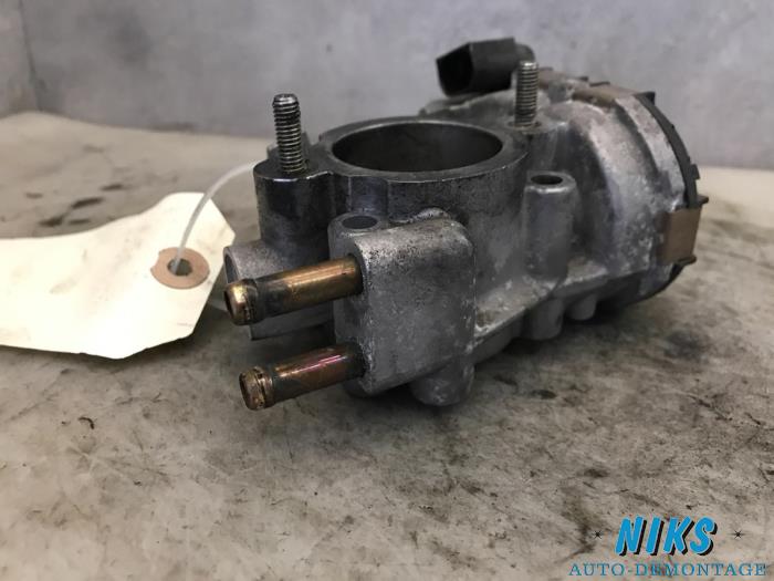 Drosselklappengehäuse van een Opel Corsa C (F08/68) 1.0 12V 2001