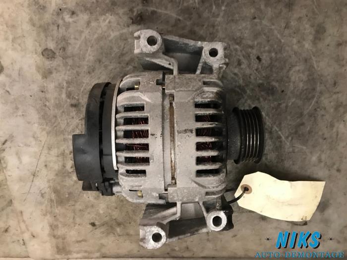 Dynamo from a Opel Astra G Caravan (F35) 2.2 16V 2002