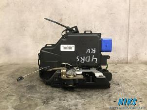 Używane Mechanizm blokady drzwi prawych przednich wersja 4-drzwiowa Volkswagen Touran (1T1/T2) 1.6 FSI 16V Cena na żądanie oferowane przez Niks autodemontage