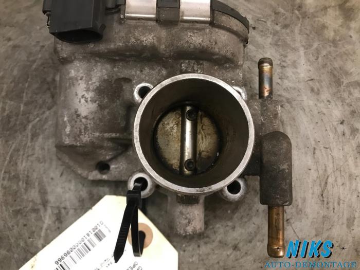 Przepustnica z Opel Corsa C (F08/68) 1.2 16V Twin Port 2005
