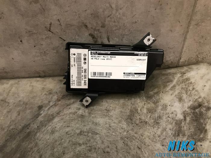 Regelunit Multi Media van een Volkswagen Polo V (6R) 1.6 TDI 16V 90 2011