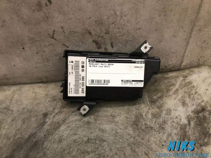 Regelunit Multi Media van een Volkswagen Polo V (6R) 1.6 TDI 16V 90 2011