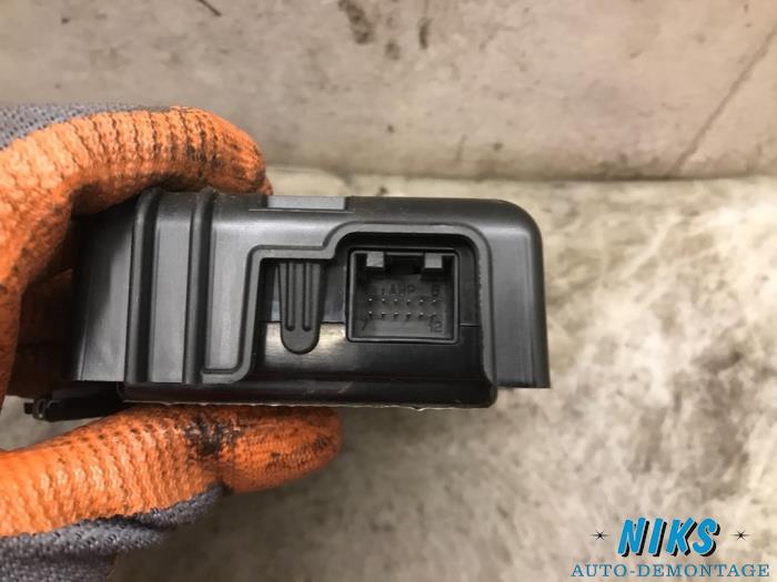 Regelunit Multi Media van een Volkswagen Polo V (6R) 1.6 TDI 16V 90 2011