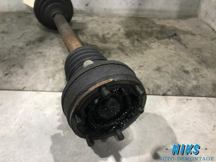 Aandrijfas links-voor van een Skoda Fabia (6Y2) 1.2 HTP 2003