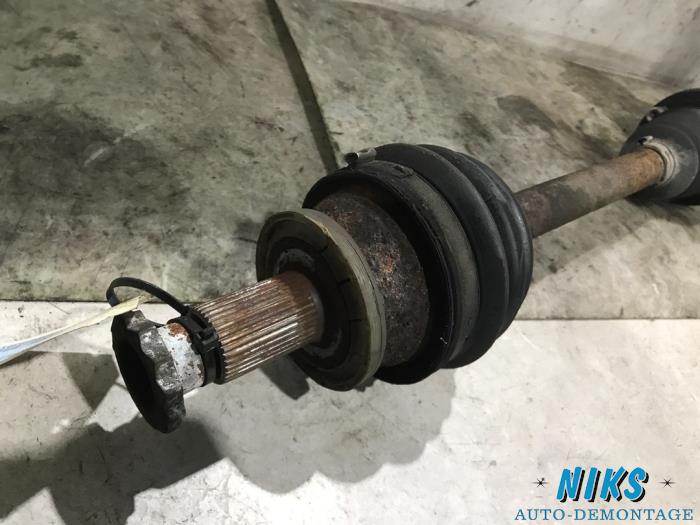 Aandrijfas links-voor van een Skoda Fabia (6Y2) 1.2 HTP 2003