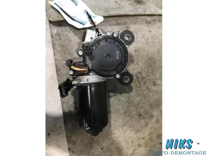 Främre torkarmotor från en Opel Vectra C Caravan 2.2 DIG 16V 2008