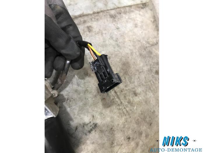 Främre torkarmotor från en Opel Vectra C Caravan 2.2 DIG 16V 2008