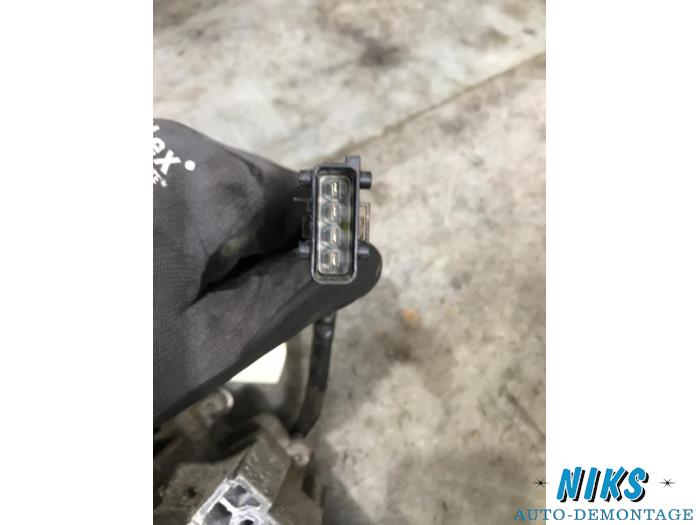 Främre torkarmotor från en Opel Vectra C Caravan 2.2 DIG 16V 2008