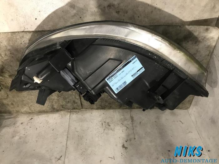 Koplamp rechts van een Renault Scénic II (JM) 1.6 16V 2004