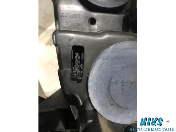 Koplamp rechts van een Renault Scénic II (JM) 1.6 16V 2004