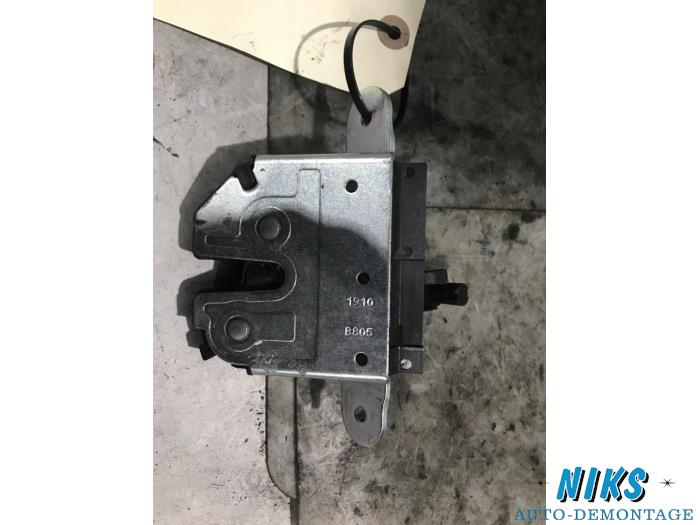 Boot lid lock mechanism from a Opel Meriva 1.4 16V Ecotec 2010