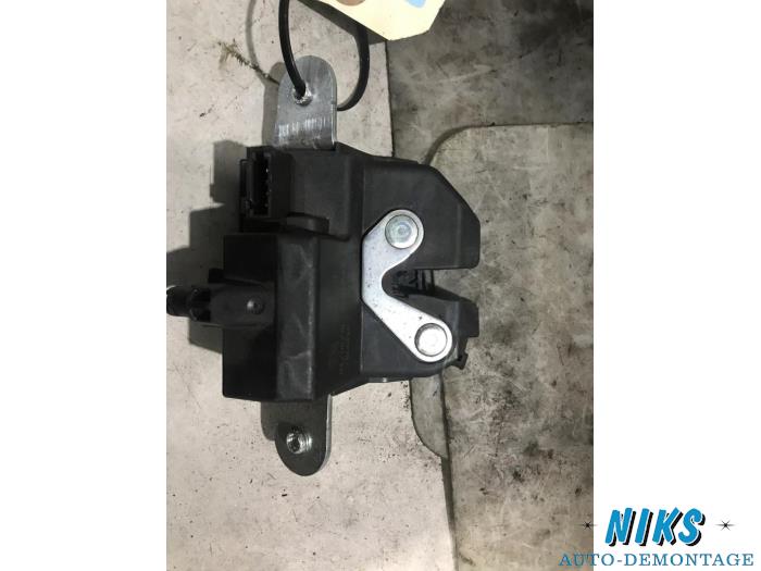 Boot lid lock mechanism from a Opel Meriva 1.4 16V Ecotec 2010