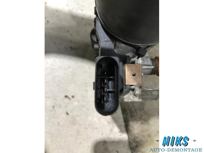 Front wiper motor from a Volkswagen Caddy III (2KA,2KH,2CA,2CH) 1.6 TDI 16V 2014