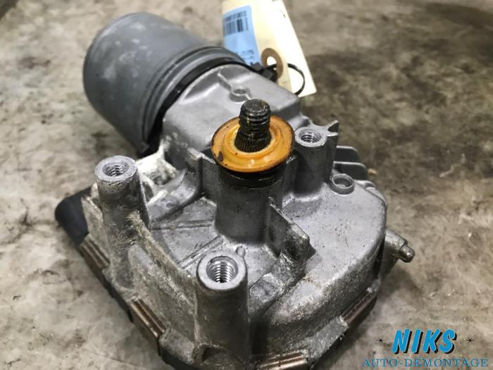 Front wiper motor from a Volkswagen Caddy III (2KA,2KH,2CA,2CH) 1.6 TDI 16V 2014