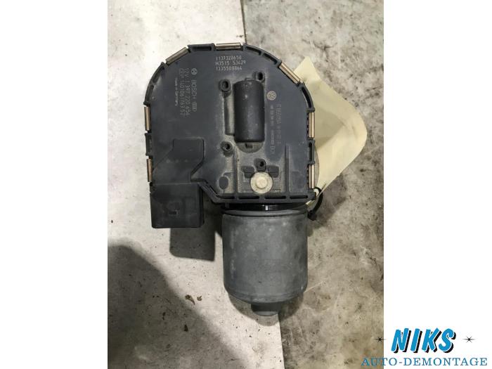 Front wiper motor from a Volkswagen Caddy III (2KA,2KH,2CA,2CH) 1.6 TDI 16V 2014