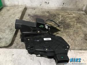 Używane Mechanizm blokady drzwi lewych przednich wersja 4-drzwiowa Volvo V50 (MW) 1.6 D 16V Cena na żądanie oferowane przez Niks autodemontage