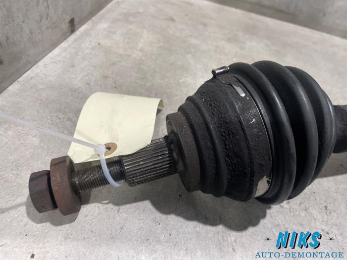Front drive shaft, right from a Volkswagen Caddy III (2KA,2KH,2CA,2CH) 2.0 SDI 2005