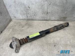 Begagnade Stötdämpare, höger bak Skoda Yeti (5LAC) 1.2 TSI 16V Pris på förfrågan erbjuds av Niks autodemontage