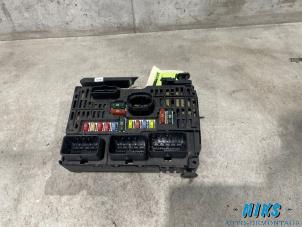 Begagnade Säkringsbox Peugeot 407 (6D) 2.2 16V Pris på förfrågan erbjuds av Niks autodemontage