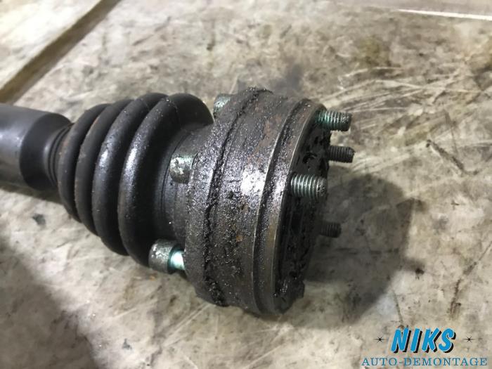Drivaxel, höger fram från en Volkswagen Polo 1999