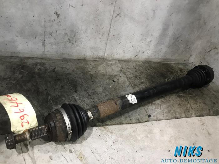 Drivaxel, höger fram från en Volkswagen Polo 1999