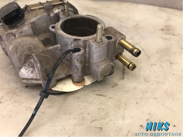 Przepustnica z Opel Corsa C (F08/68) 1.0 12V 2001