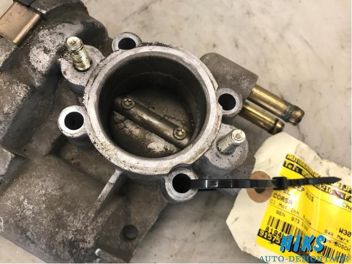 Przepustnica z Opel Corsa C (F08/68) 1.0 12V 2001