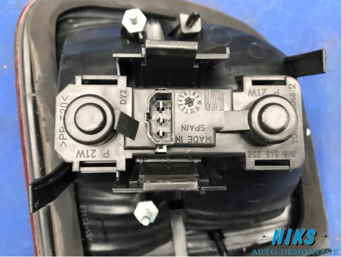 Taillight, right from a Seat Leon (1M1) 1.8 20V 2000